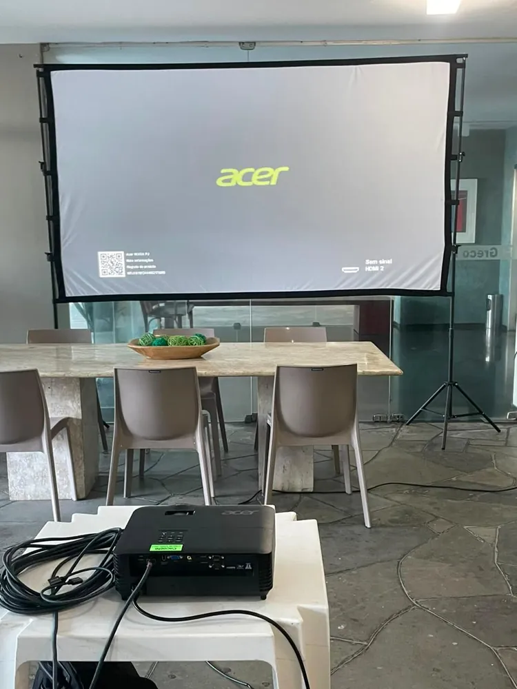 Aluguel de data show para reunião de condomínio em Recife com projetor e tela de projeção em tripé