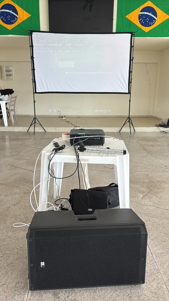 Kit data show e som em Recife: projetor de alto brilho, tela de projeção e caixa de som ativa montados para exibição