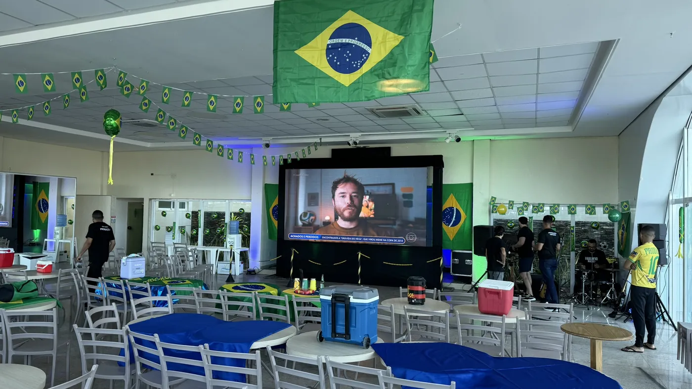 Aluguel de painel de LED em Olinda: painel de 4x2 metros montado em salão de condomínio