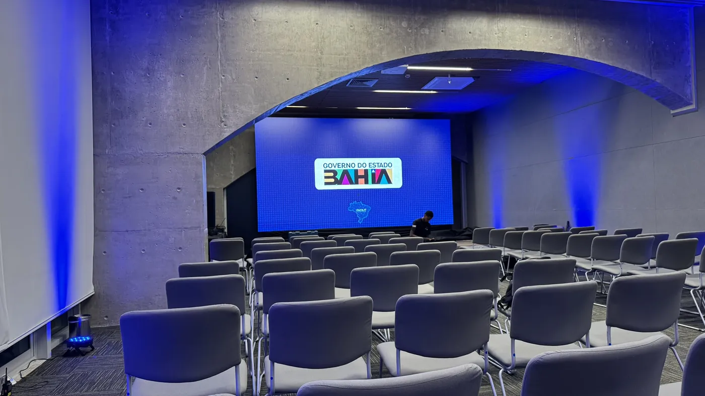 Aluguel de painel de LED em Recife: painel de 7x3 metros montado em auditório de hotel