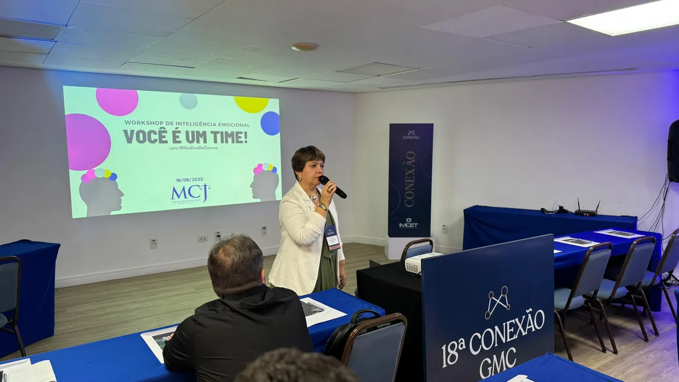 Aluguel de projetor para palestra em Recife: projeção e microfone em workshop corporativo no Beach Class Convention