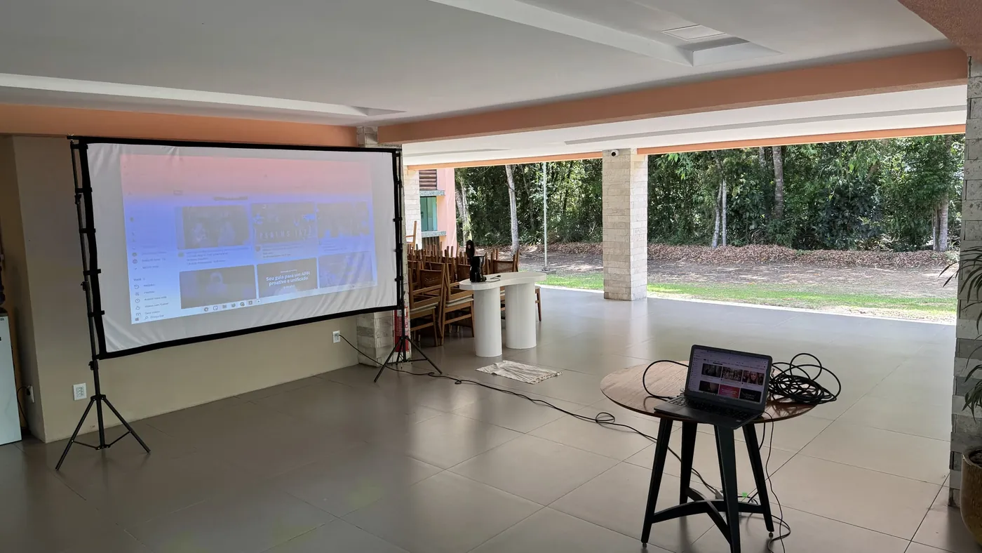 Aluguel de data show em Recife: projetor de alto brilho com tela de 120 polegadas montada em espaço aberto