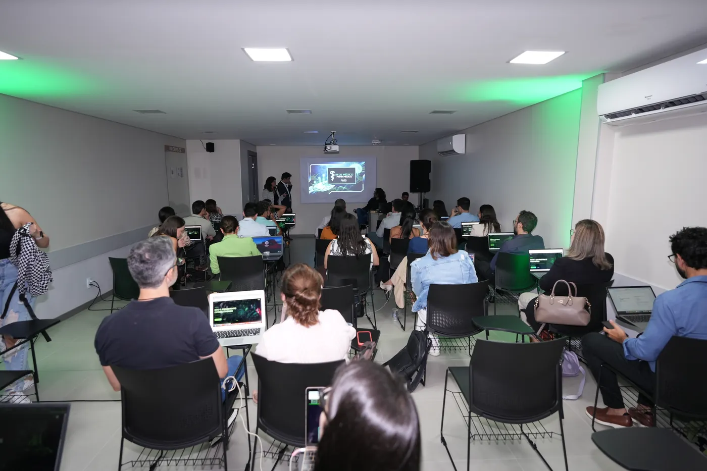 Aluguel de som e data show em Recife: projeção e sonorização em evento corporativo com plateia