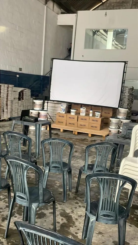 Aluguel de projetor e tela de 120 polegadas em Recife para treinamento de equipe em galpão industrial